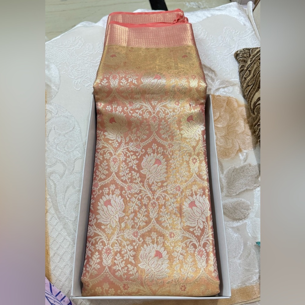 Stunning Pink/Peach and Gold Handwoven Kanjeevaram Silk and Pure Zari Saree - Picture 3 of 16